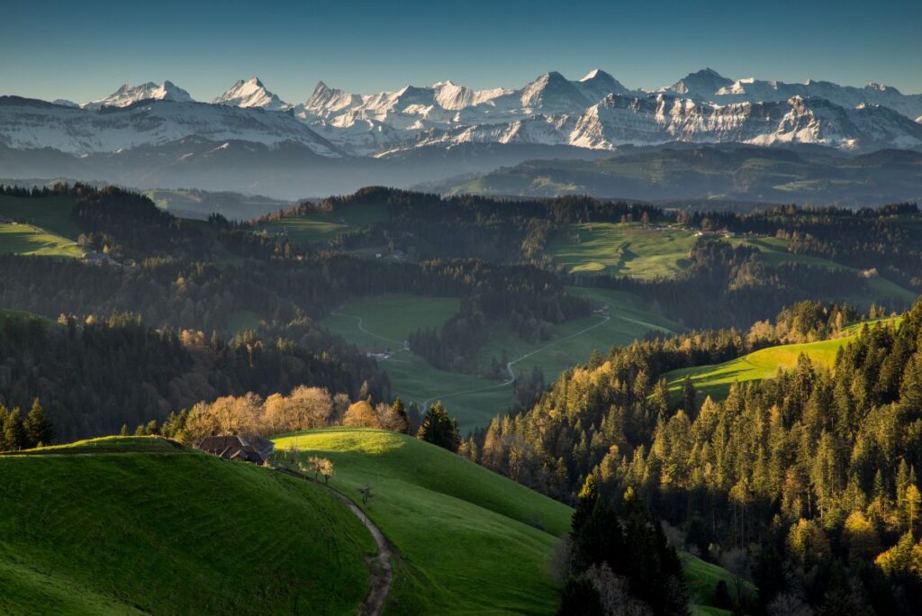 Emmental valley mountains c Schweiz Tourismus