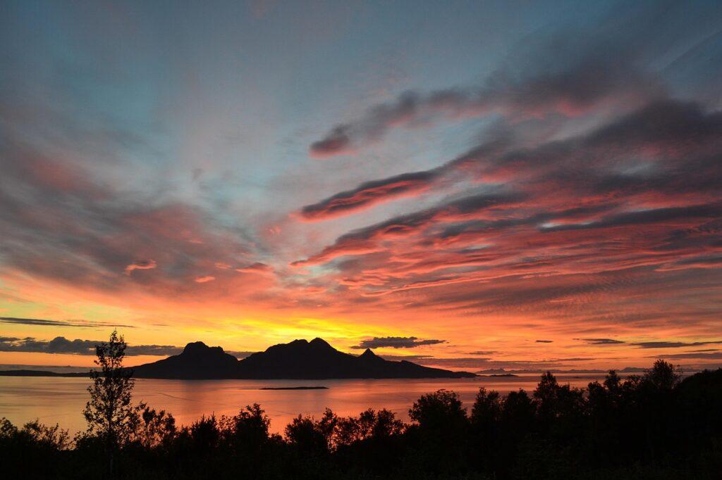 midnight sun 4289158 1280